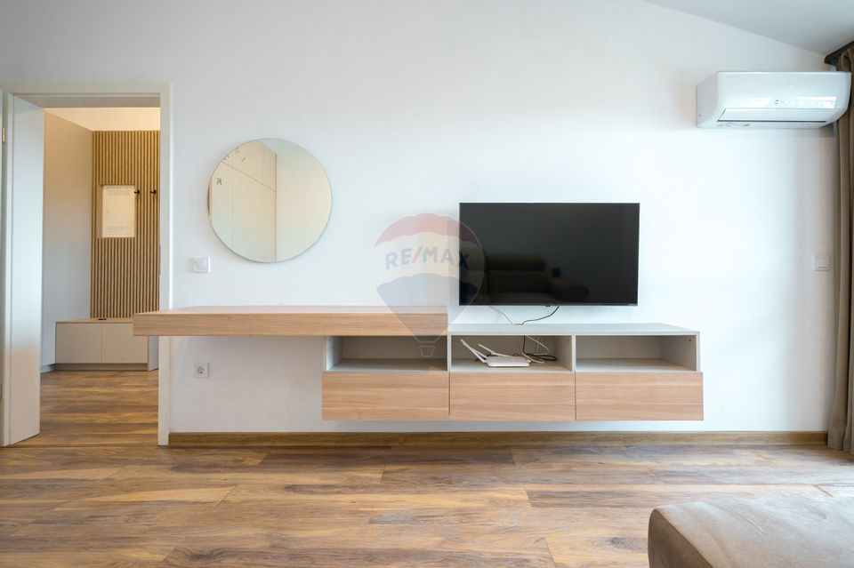 Garsonieră nouă, prima închiriere, priveliște deosebită și parcare!