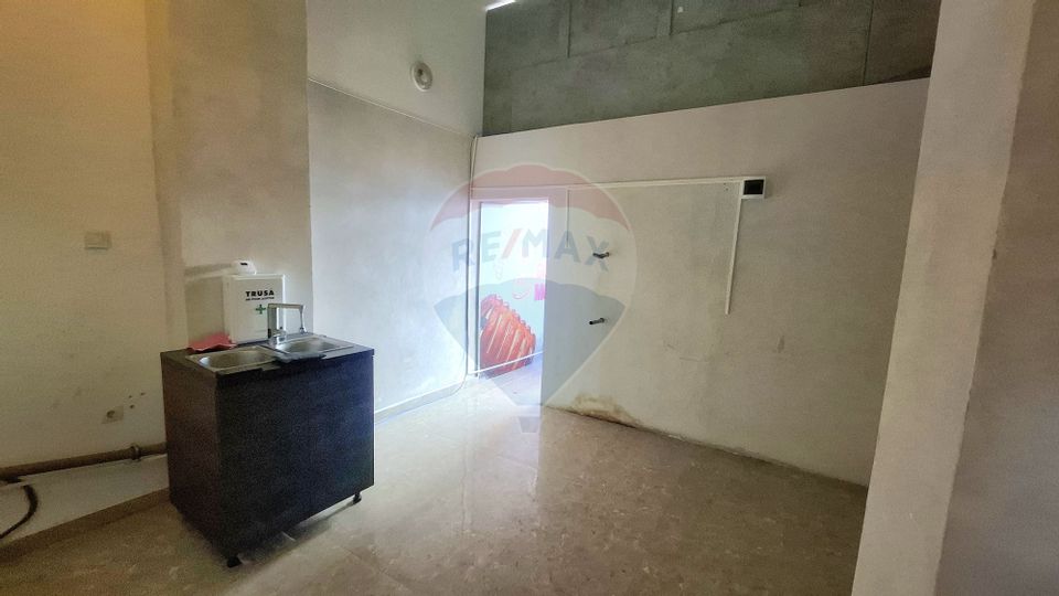 50sq.m Commercial Space for rent, Ultracentral area