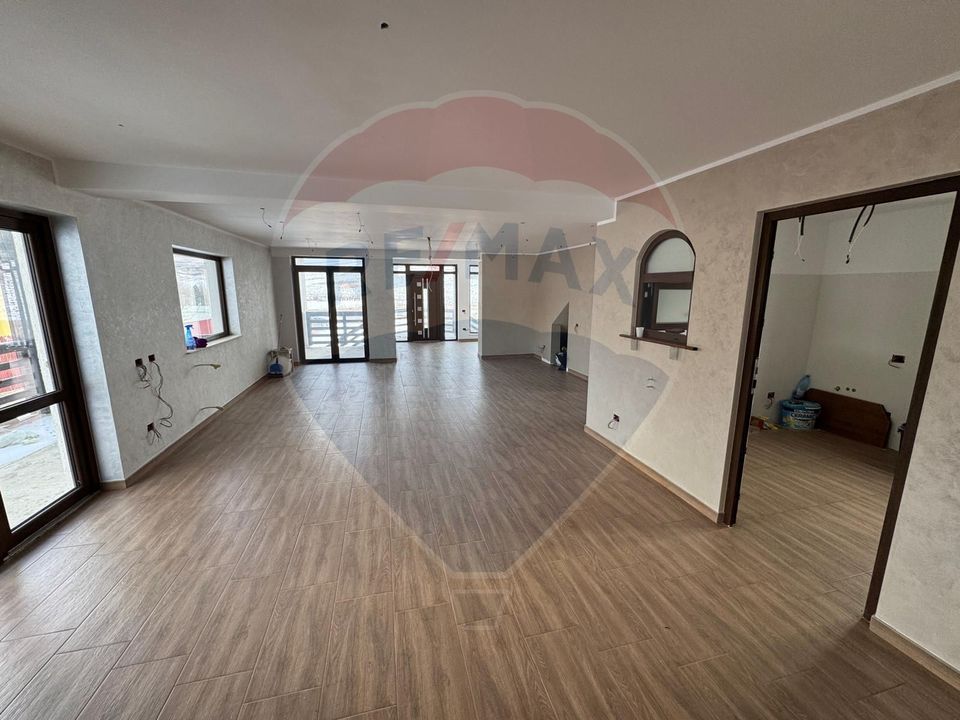 8 room House / Villa for sale, Darmanesti area