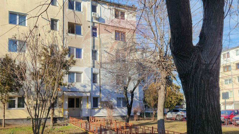 Apartament cu 2 camere  Central in Campina în zona Milcov