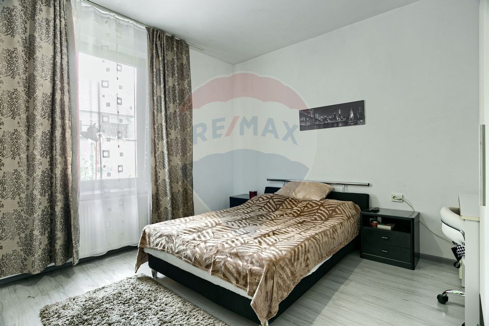 Apartament cu 2 camere de vânzare, la curte comună, zonă centrală