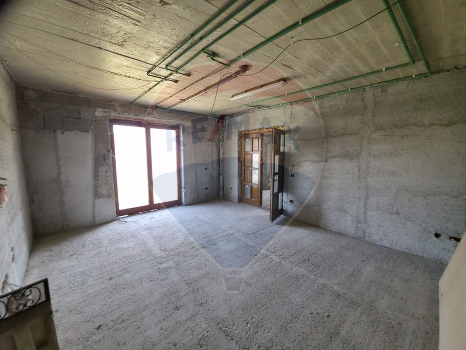 Teren intravilan + casă la roșu de vânzare – Vădurele, jud. Neamț