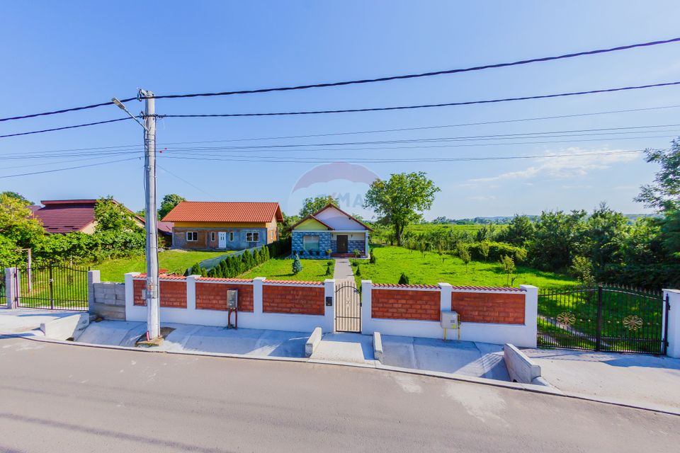 Casă cu 3 camere de vânzare