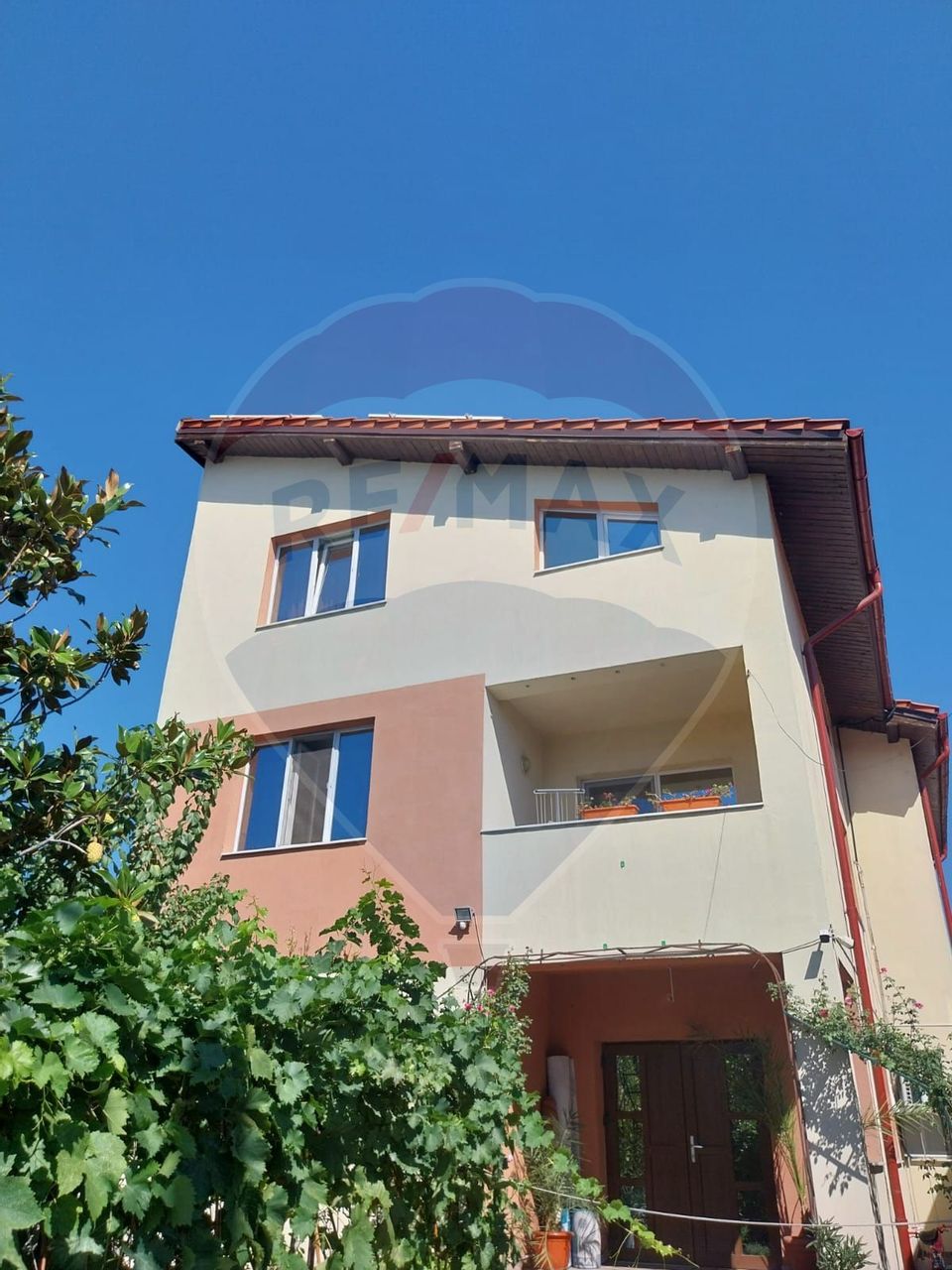 Casă / Vilă cu 9 camere de vânzare în zona 1 Mai