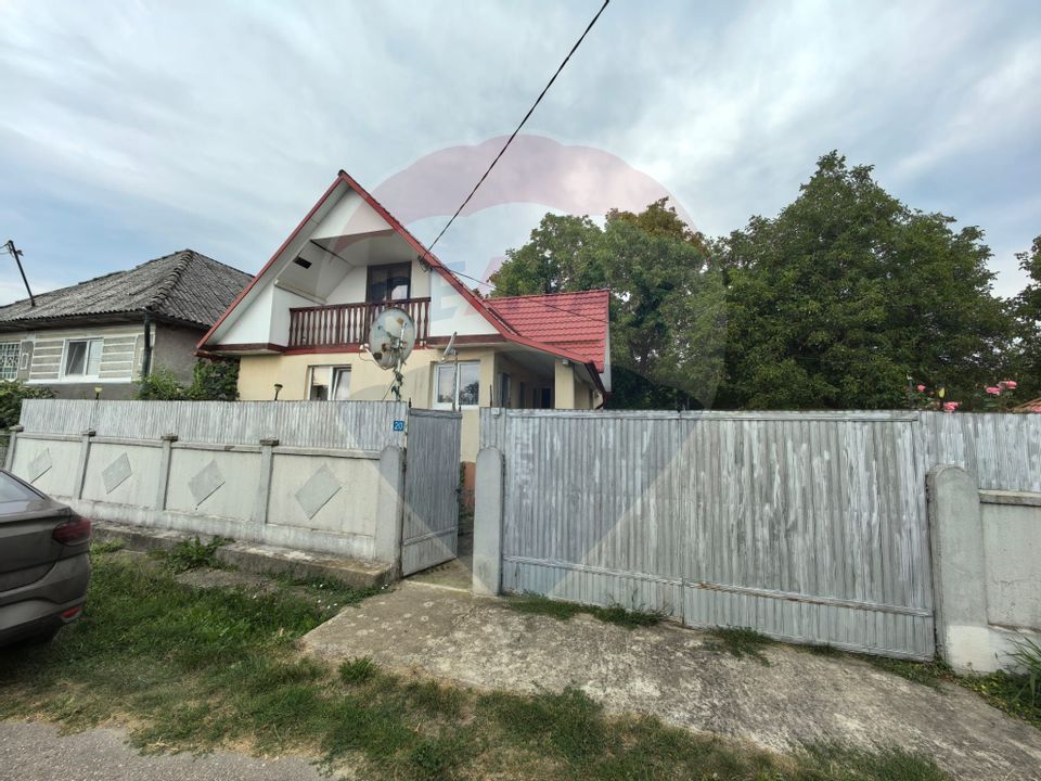 Casa traditionala De Vanzare cu 5 Hectare de teren