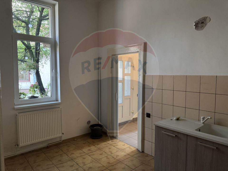 Apartament ultracentral cu curte, 2 unități locative. Str. Pitesti