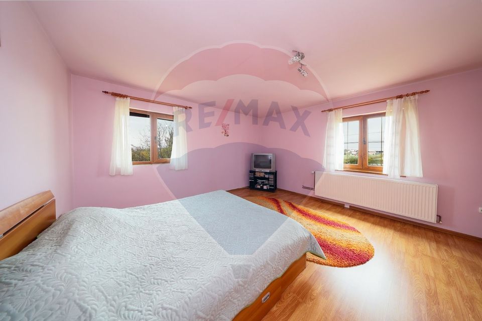 Casă 4 camere, mobilata si utilata, 2 389 m². teren, Sanpetru!