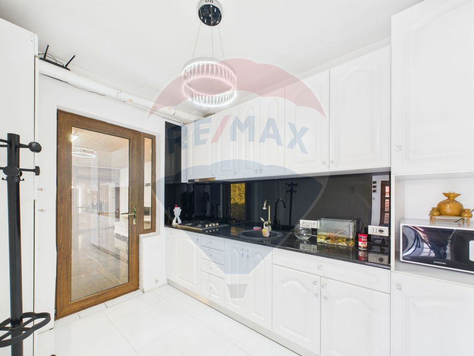 Casă / Vilă cu 4 camere de vânzare în zona Est