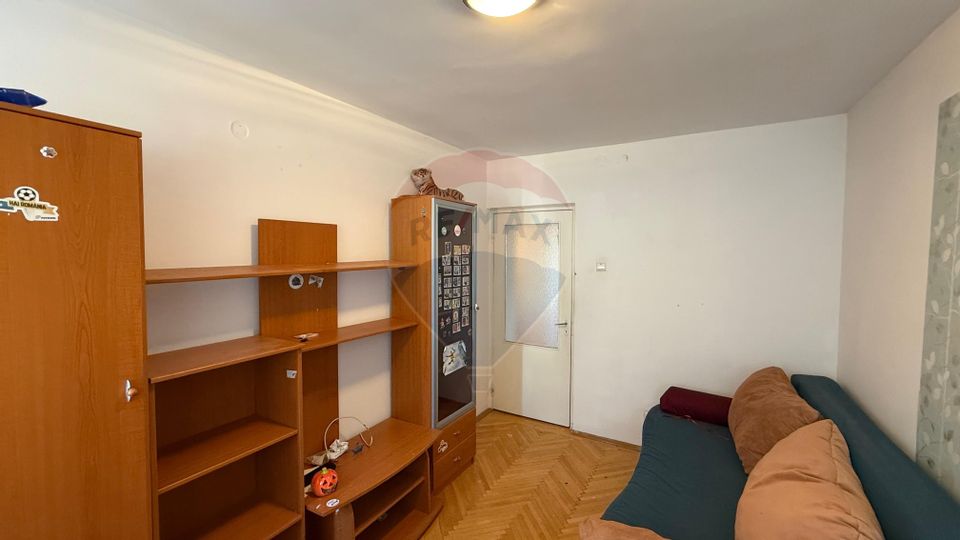 Apartament cu 4 camere de vânzare și boxă 12 mp zonă Ultracentrală