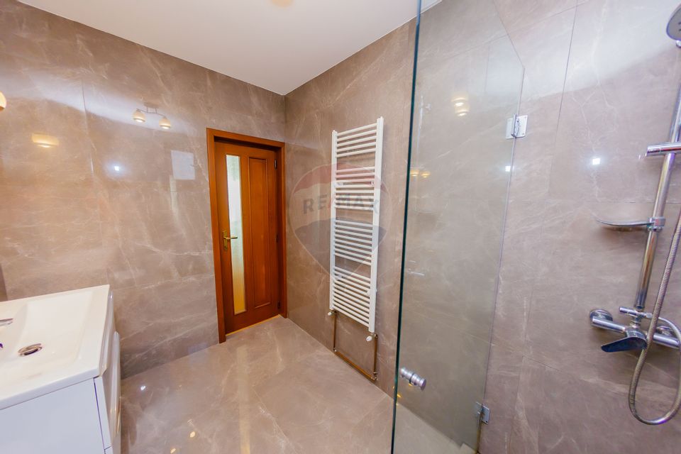 VILA DE VIS CU TEREN GENEROS, DE VANZARE