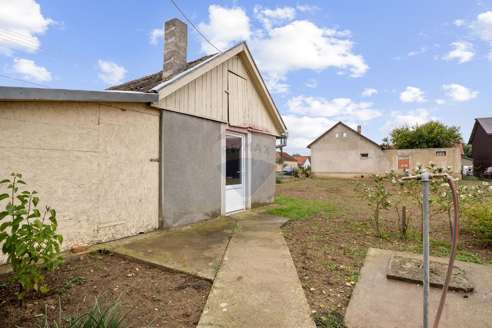 Casa si teren 2173 mp de vanzare in Tipar , la 12km de Chisineu Cris