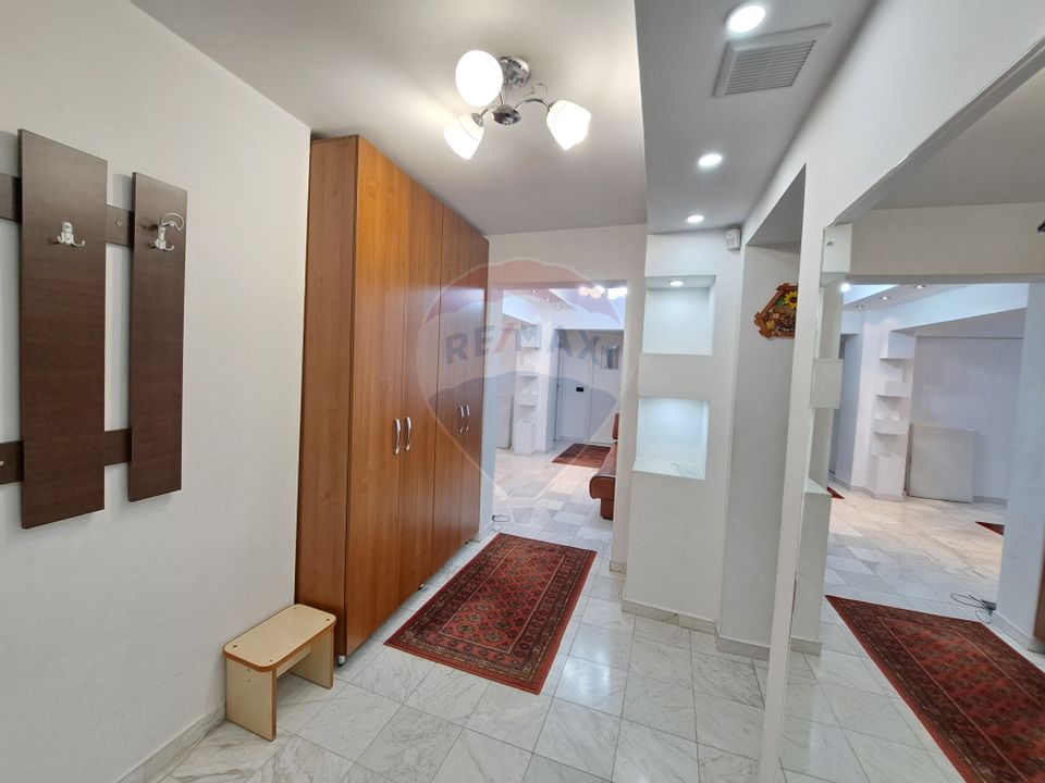 Apartament spatios cu 4 camere de vanzare pe Bdul Decebal