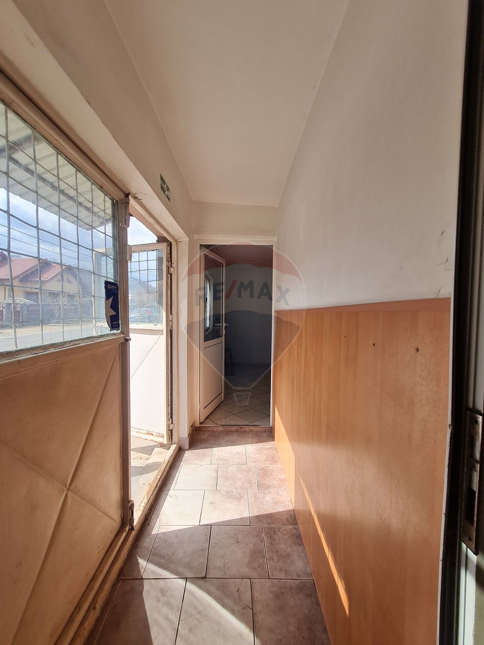 Casă cu 5 camere de vanzare la strada Principala
