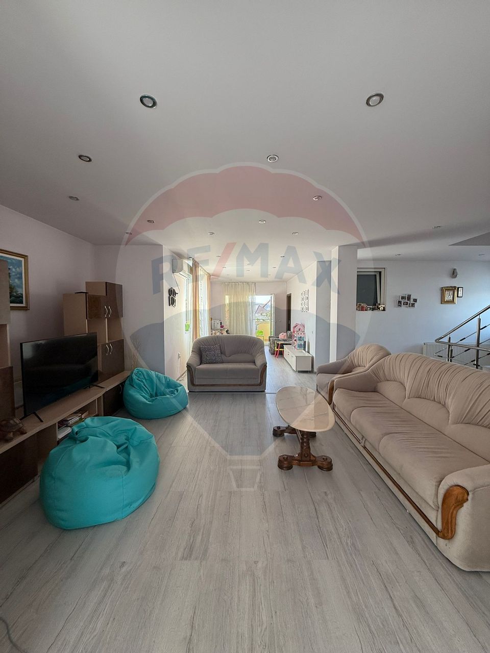 Casă / Vilă cu 9 camere de vânzare în zona 1 Mai