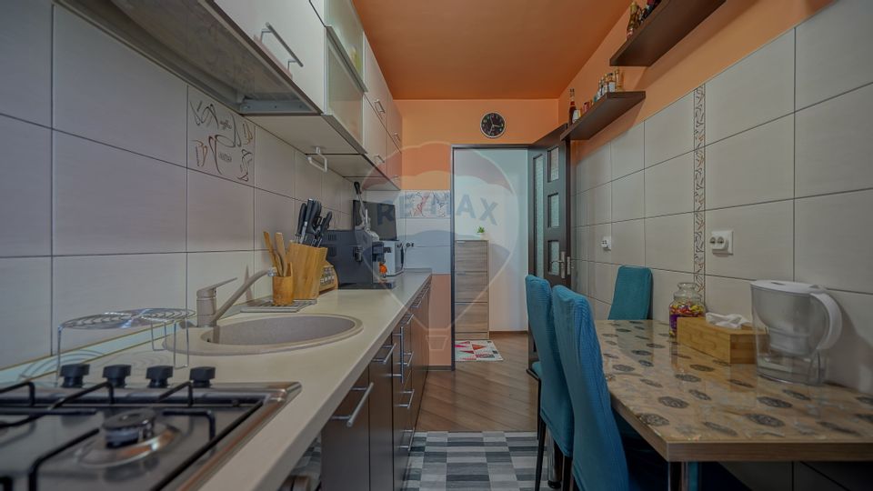 Apartament cu 2 camere de vânzare, renovat si mobilat, Tractorul