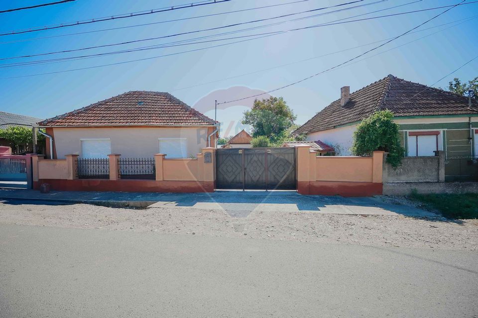 Casă și teren de 1397 mp de vânzare în Ineu, la 18 km de Oradea