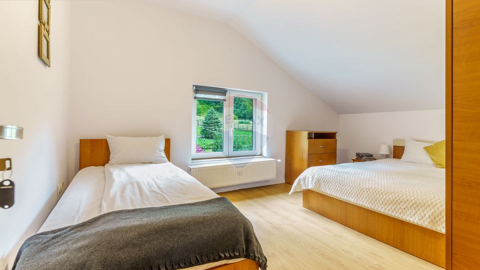 Cabana de vânzare –Mărișel, 10 camere, terasa 41mp, piscină, ciubăr