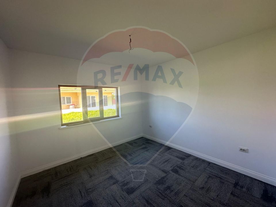 Casă cu 4 camere de vânzare