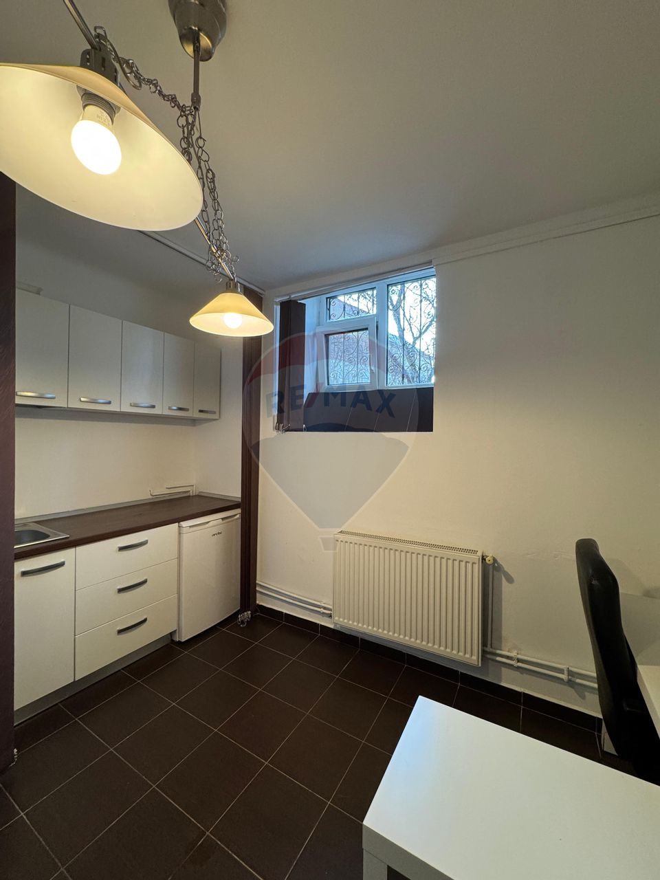 Apartament cu 2 camere de închiriat în zona P-ta Victoriei