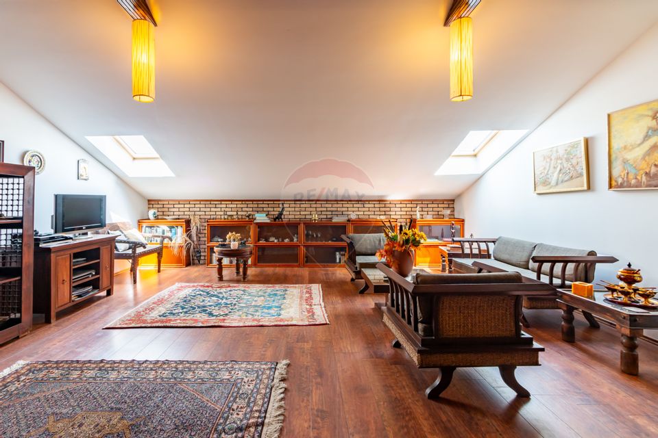 8 room House / Villa for sale