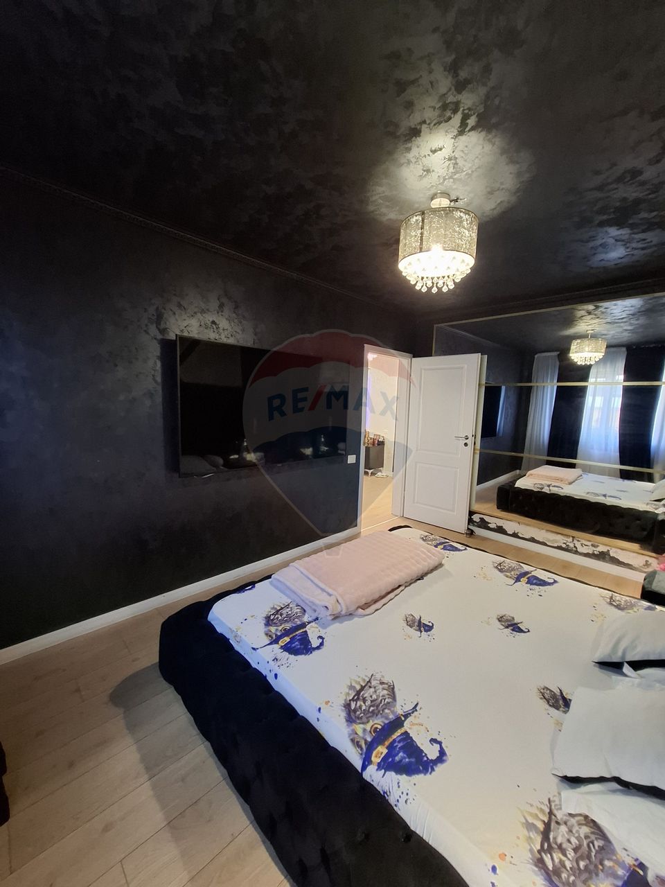 Apartament cu 3 camere  cu loc de parcare si curte proprie -de vânzare