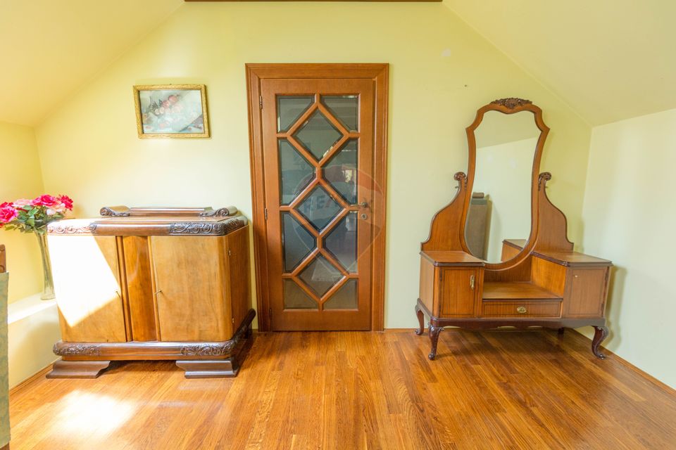 Property Located under Tâmpa composed of 2 Houses and Garden,