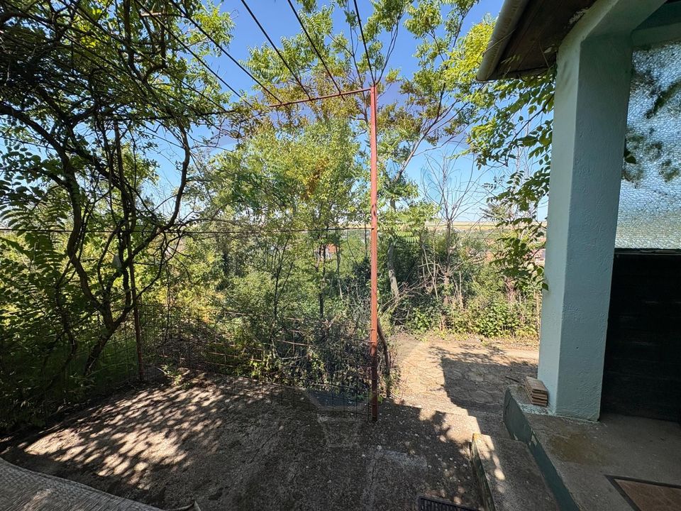 Teren intravilan 589 mp si cabana din caramida in Cuvin