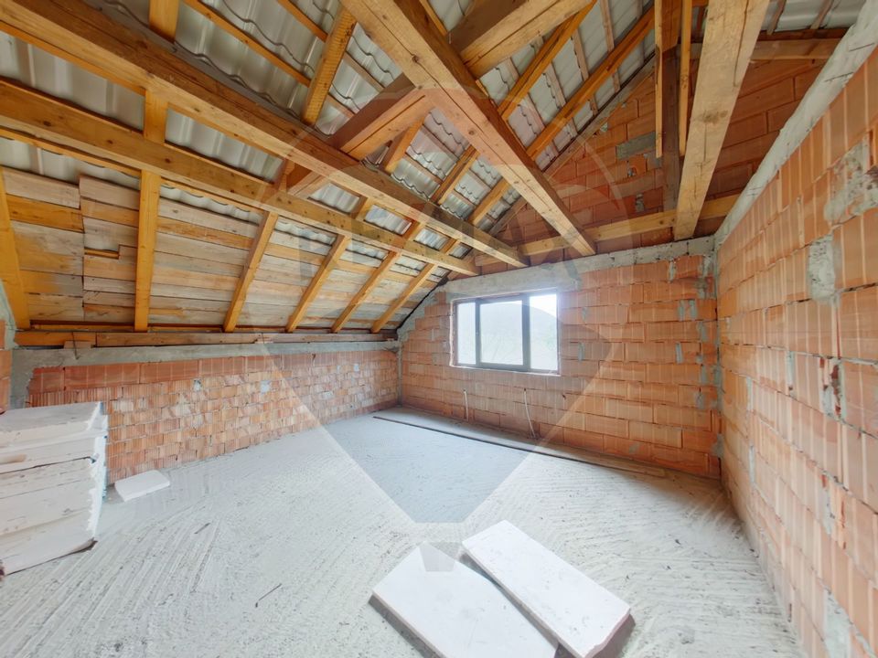 Casă cu 5 camere de vânzare în Piatra, Maramureș