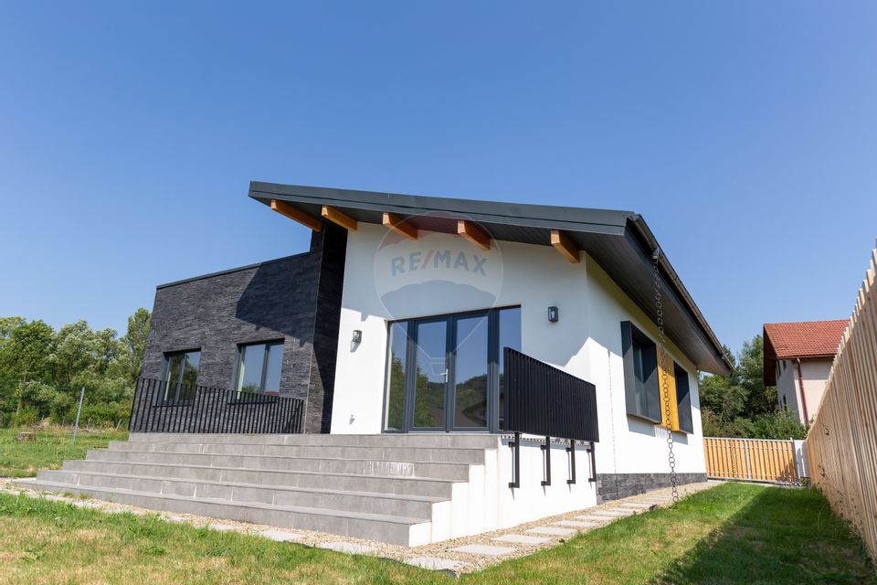 Modern timber frame villa for sale in Breaza, 1 hour from Bucharest