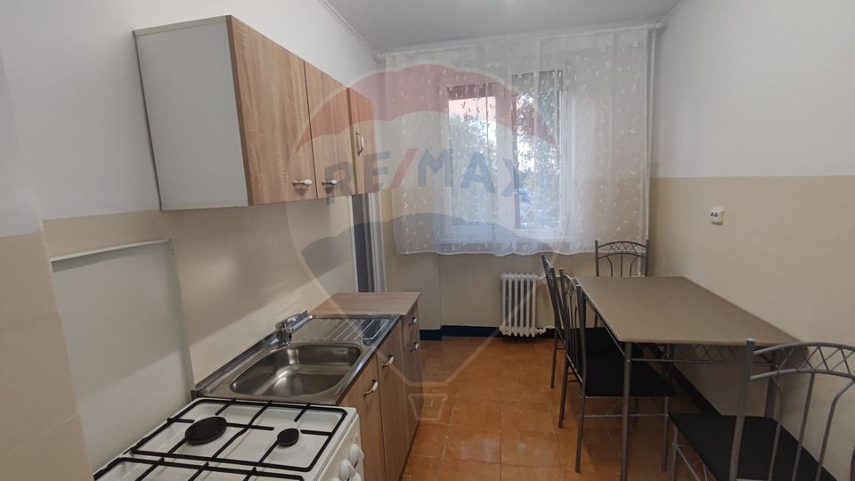 De inchiriat apartament 3 camere spatios  etaj 1 Splaiul Crisanei