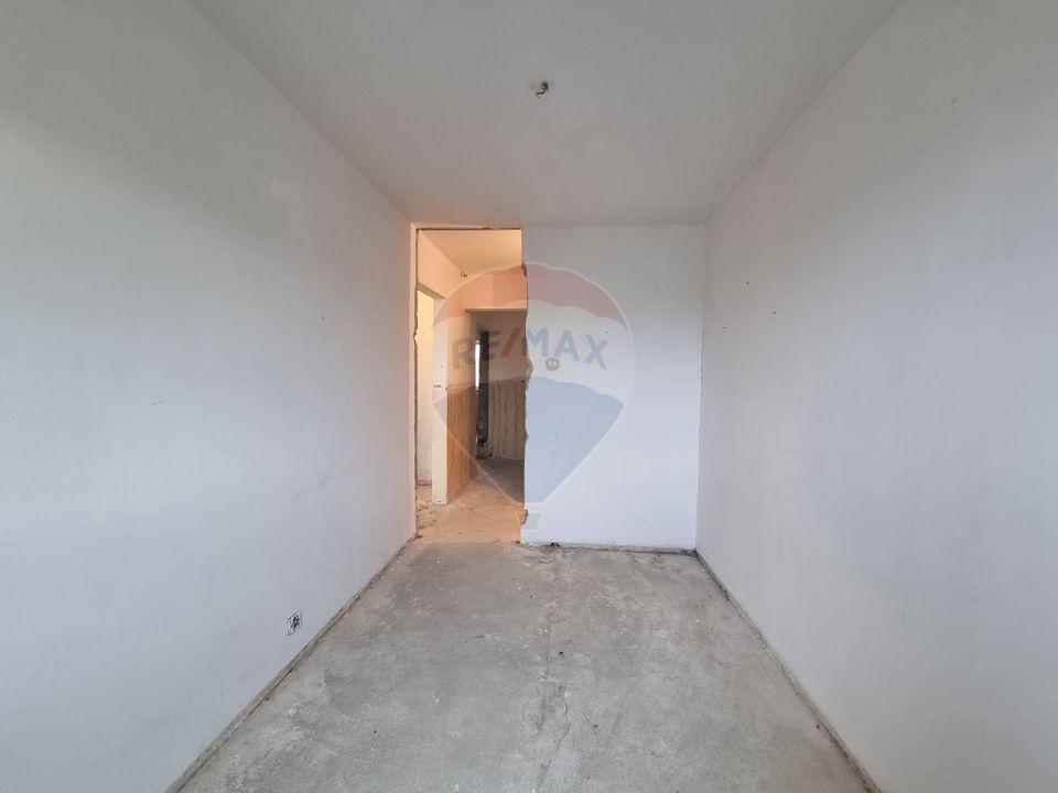 Apartament (De renovat) cu 3 camere de vânzare în zona Exterior Vest