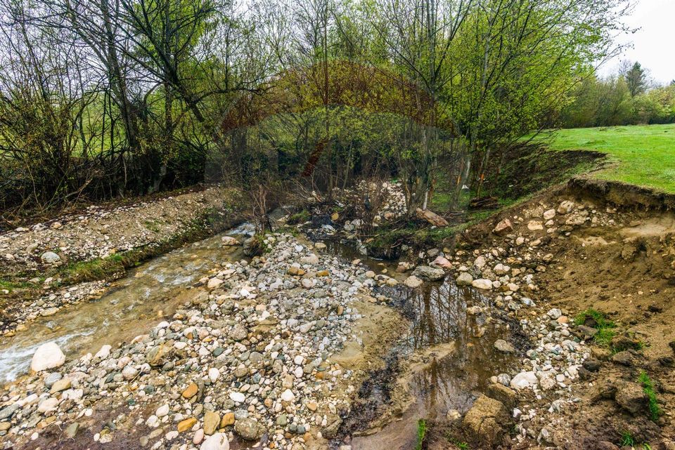 Teren Rasnov -Glajerie, platou 2300mp, marginit de parau