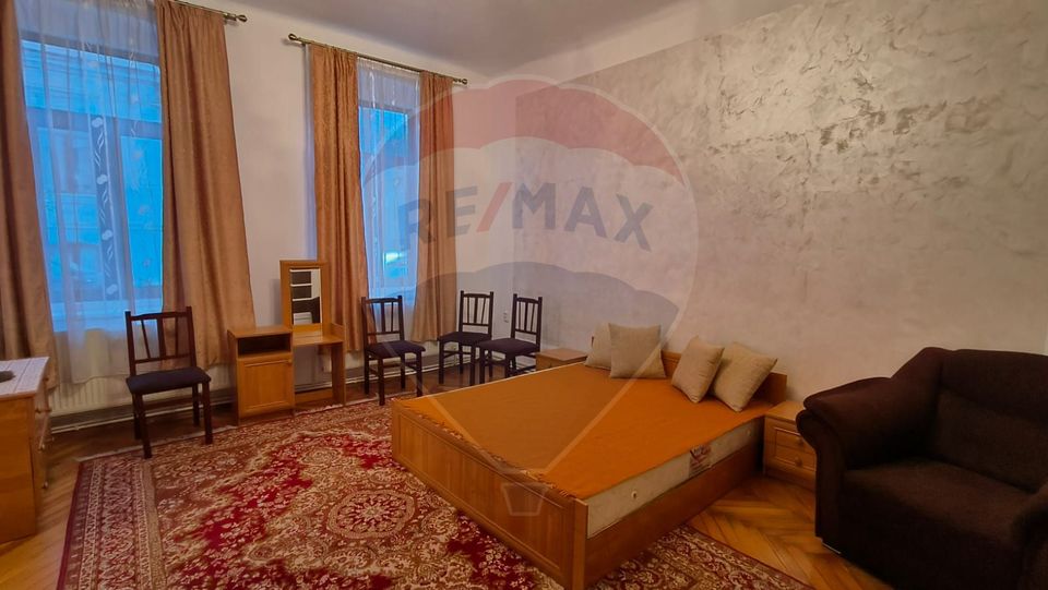 Casă cu 3 camere de vânzare în zona Centrală