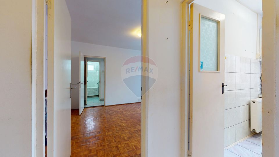 De vânzare: 2 camere, baie cu geam, etaj 2