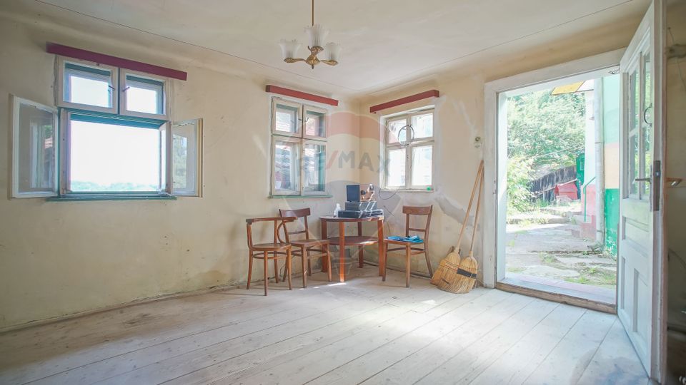 REZERVATĂ! Casă demolabilă cu teren și panoramă , în Șcheii Brașovului