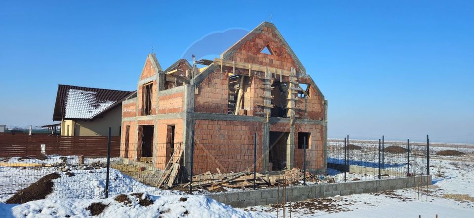 Casă / Vilă la rosu cu 6 camere de vanzare/ zona Sacele