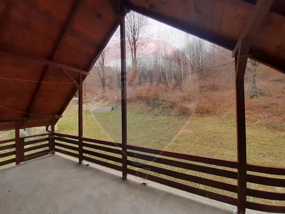 Casă / Vilă cu 7 camere de vânzare în zona Bran-Tohanita