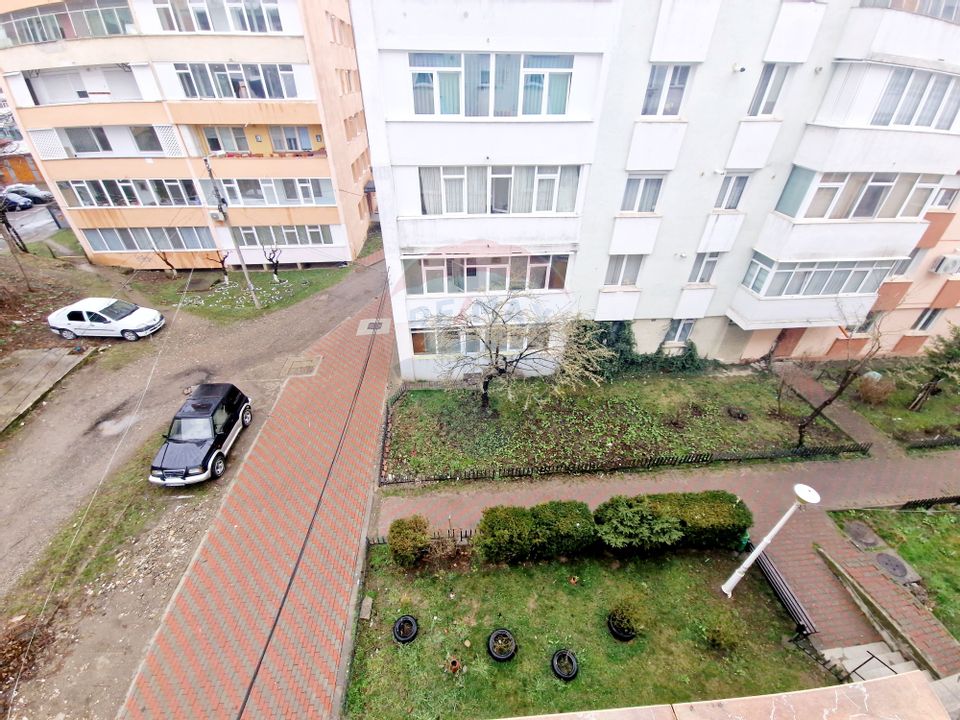 Apartament cu 3 camere de vânzare în zona Darmanesti