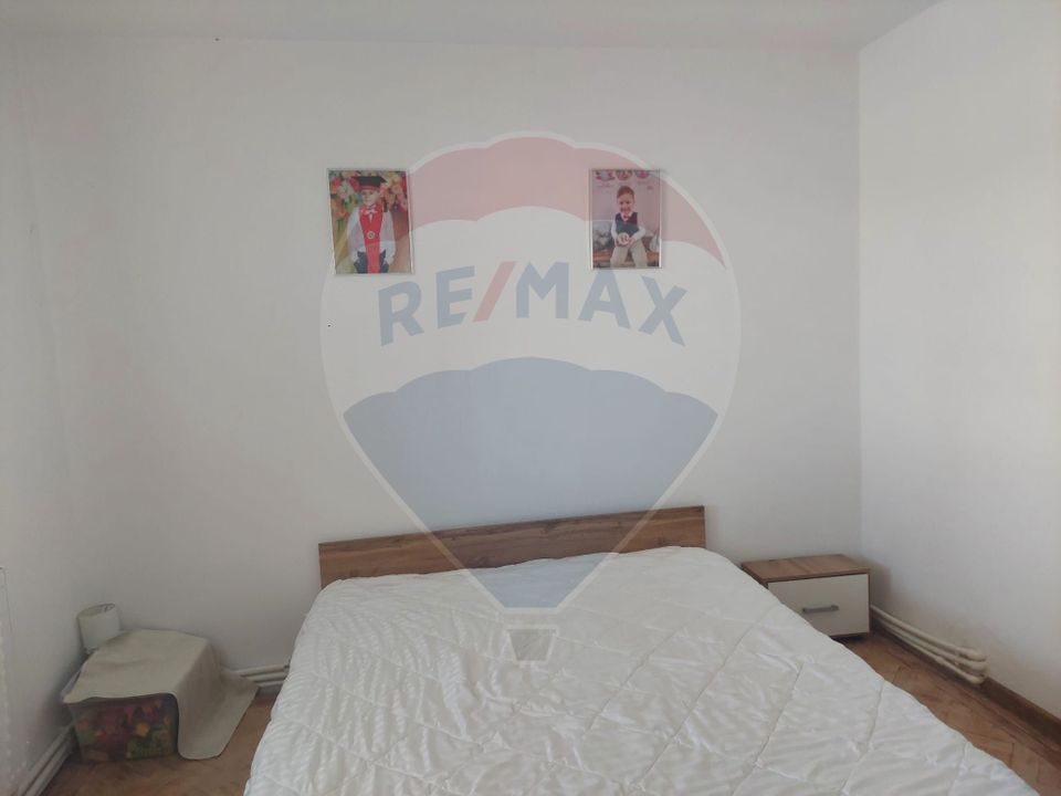 Apartament cu 4 camere decomandat de vânzare în Moinesti