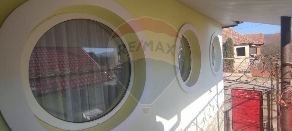 Casă /vilă de vânzare cu teren 1352 mp. central  loc. Petrindu / Sălaj