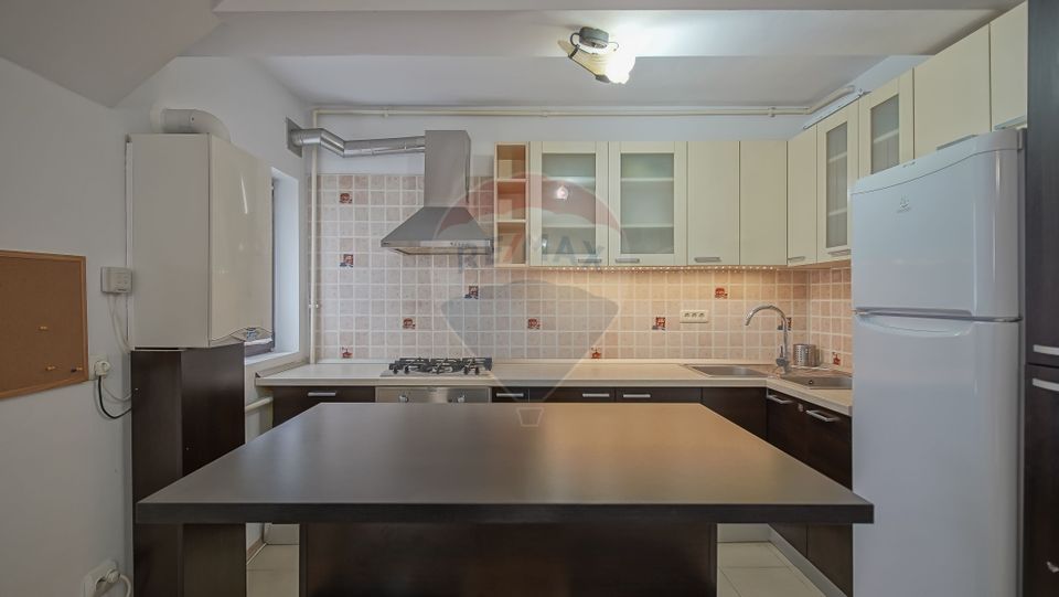 Apartament cu 3 camere de vânzare în zona Florilor