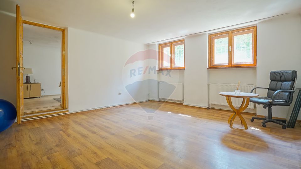 REZERVAT! De vânzare apartament 4 camere în vilă impozantă