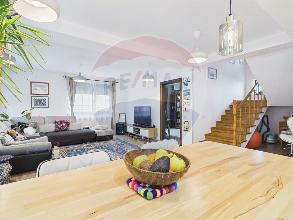 Modern villa 2011, with 5 rooms, 500sqm courtyard and garage