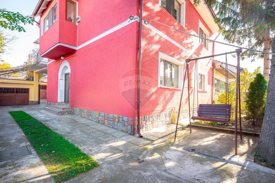 De inchiriat apartament 3 camere la casă, zona Florilor cu parcare