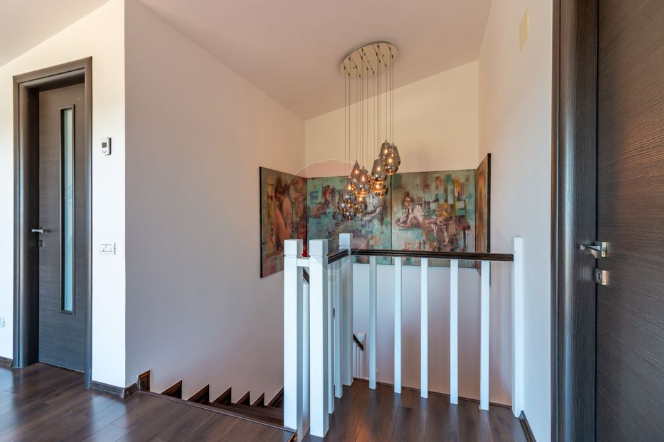 Vanzare Vila Individuala mare | 7 camere, 2 terase | P+1+2R | Curte