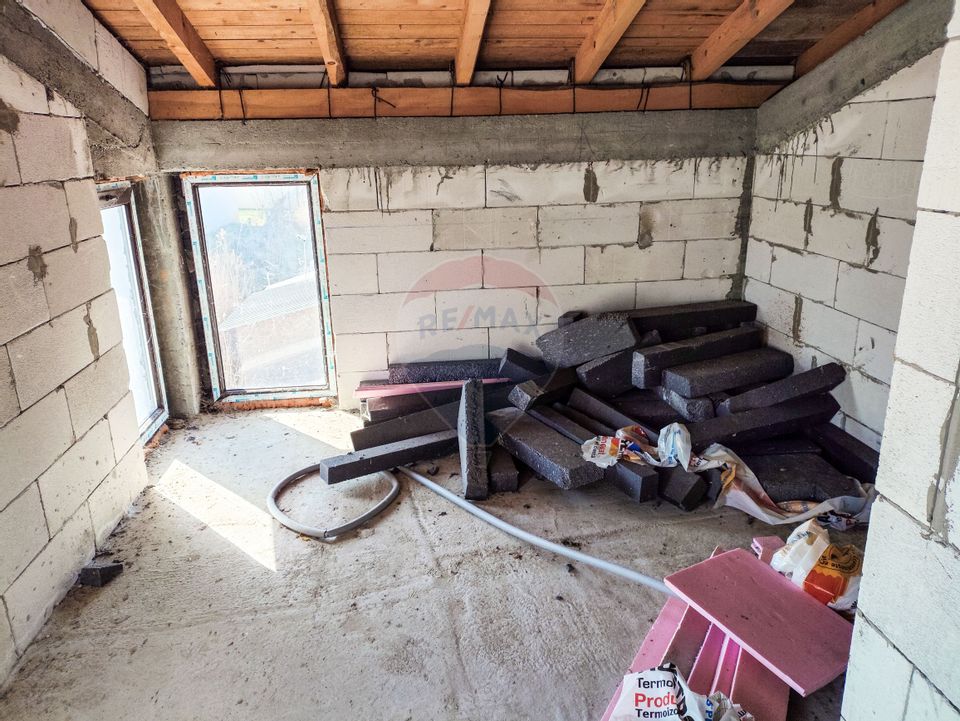 Casă / Vilă cu 4 camere de vânzare /zona Baltag