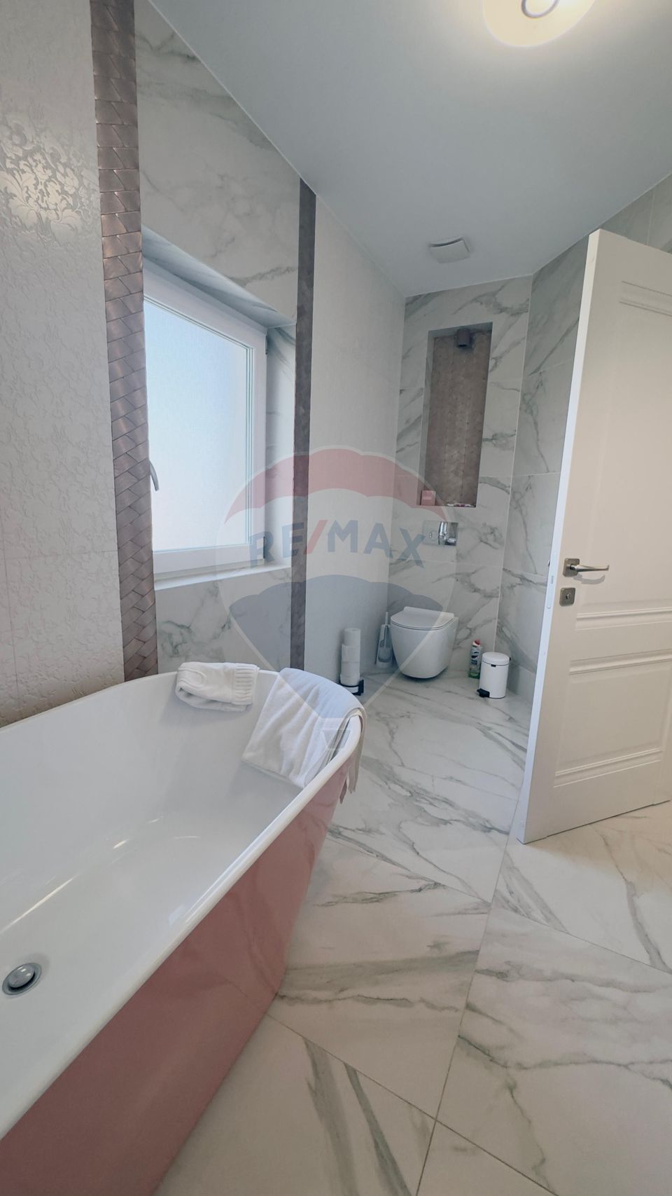 Proprietate premium în Filiași, locuință de lux cu spații comerciale