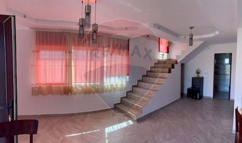 Casă / Vilă cu 5 camere de vânzare