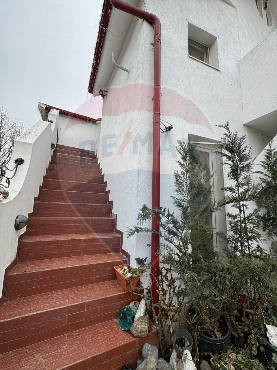 Casă / Vilă cu 8 camere de vânzare în zona Est