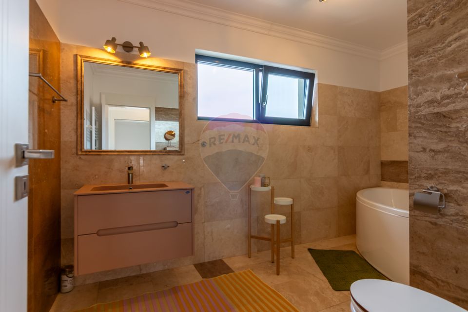 Villa in Corbeanca, near the lake, adjacent forest, blue lagoon